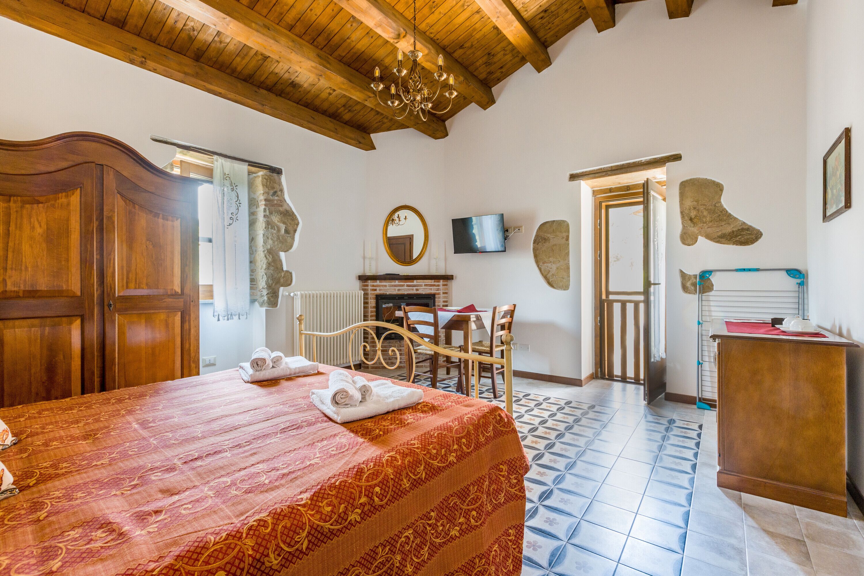 1 slaapkamer, een strijkplank/strijkijzer, wifi, beddengoed