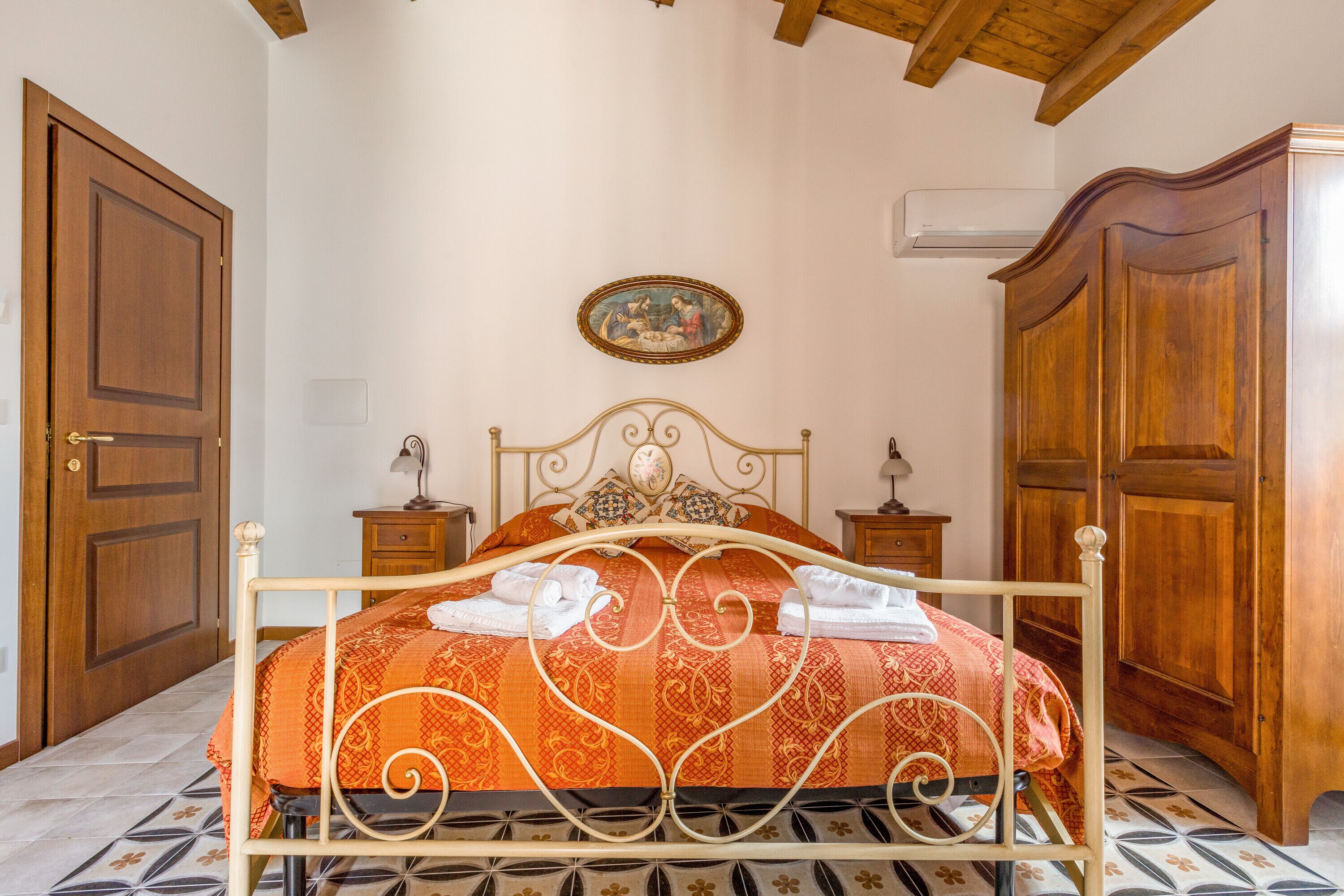 1 slaapkamer, een strijkplank/strijkijzer, wifi, beddengoed