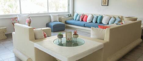 Apartment, 3 Bedrooms, Air conditioning | Living room