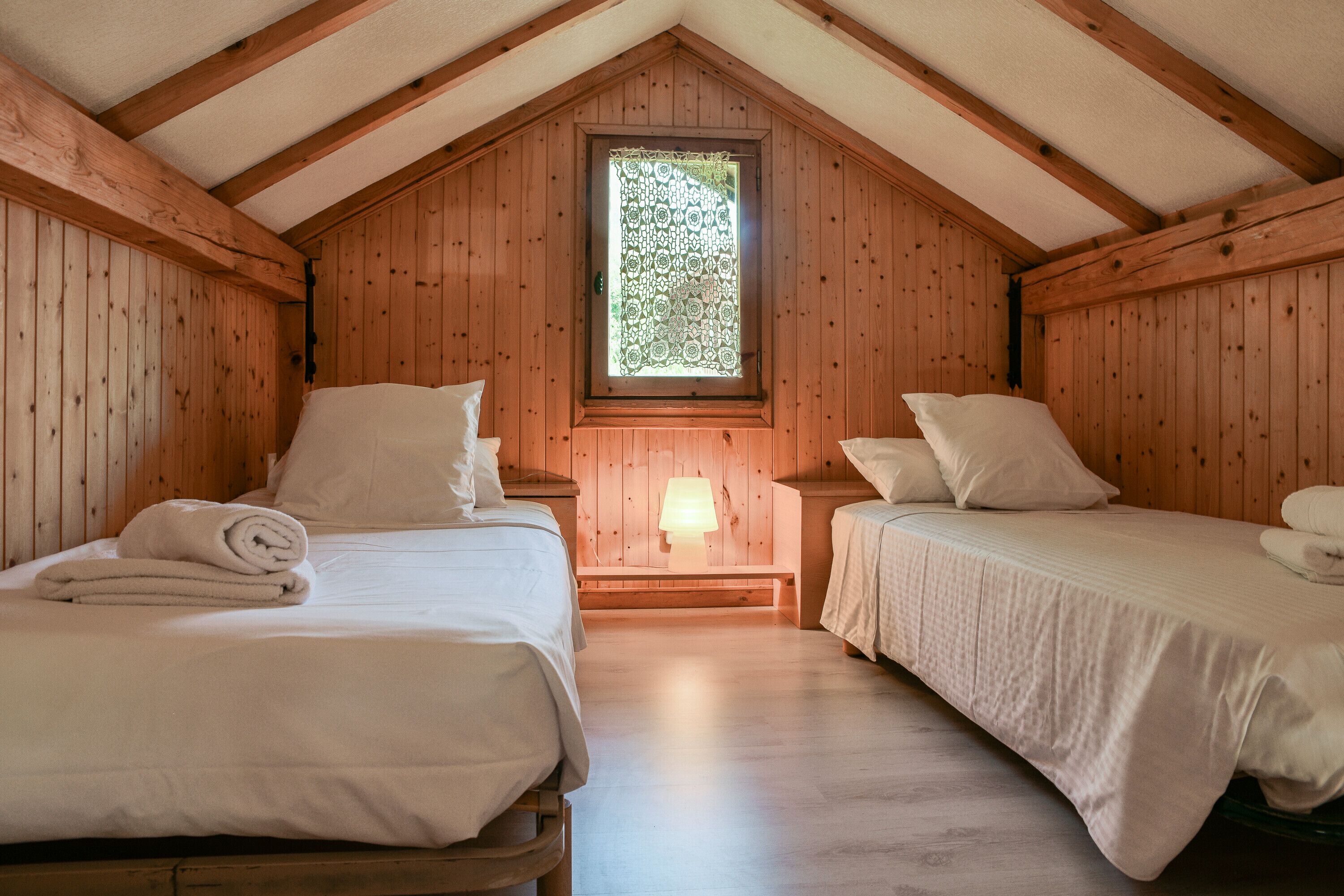 2 habitaciones, tabla de planchar con plancha y ropa de cama 