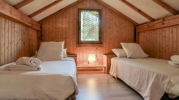 2 habitaciones, tabla de planchar con plancha y ropa de cama