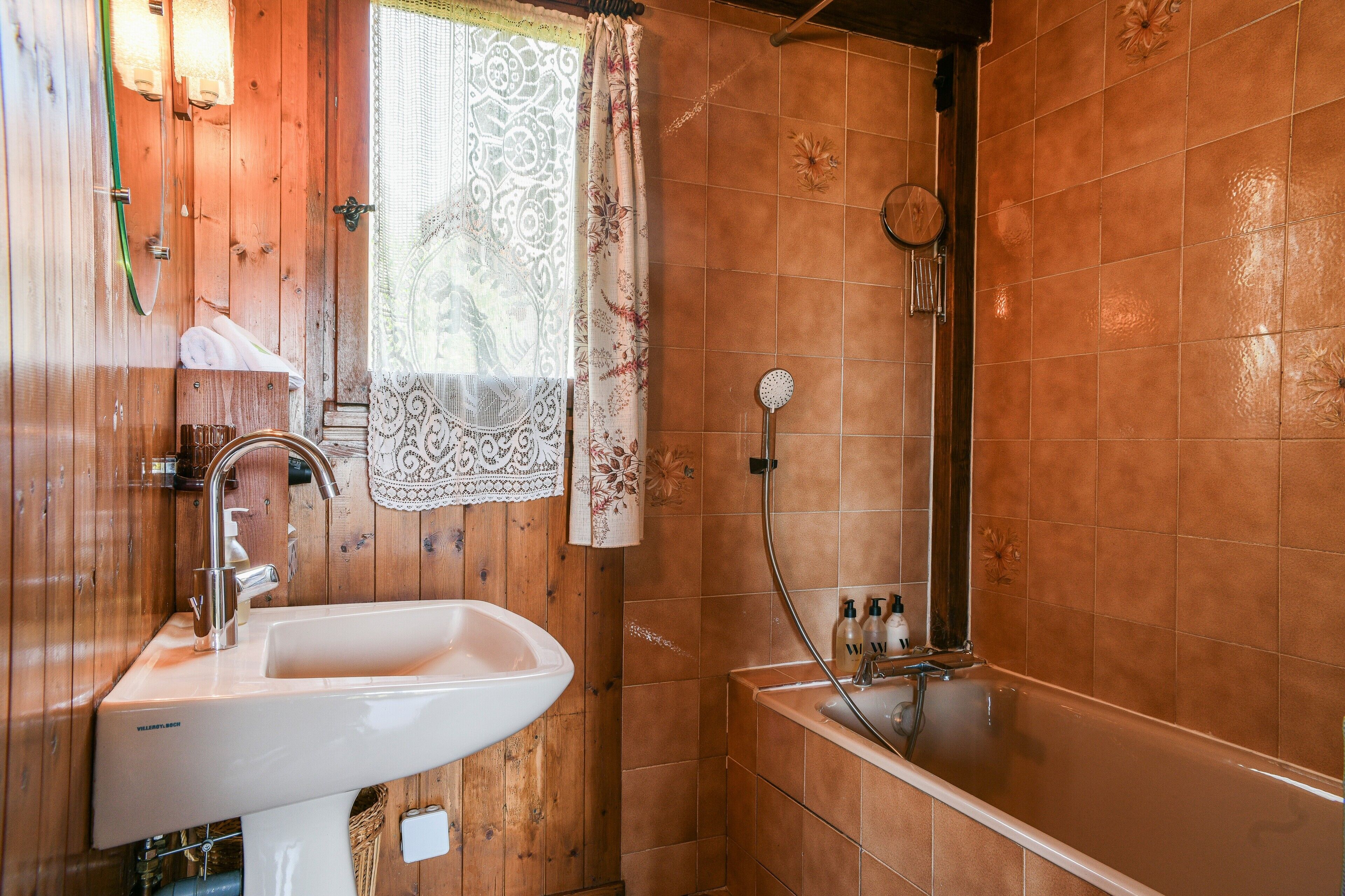 Douche, articles de toilette gratuits, sèche-cheveux