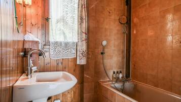 Douche, articles de toilette gratuits, sèche-cheveux