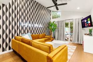 Een smart-tv, videogames en een tafeltennistafel