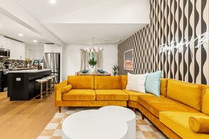 Een smart-tv, videogames en een tafeltennistafel