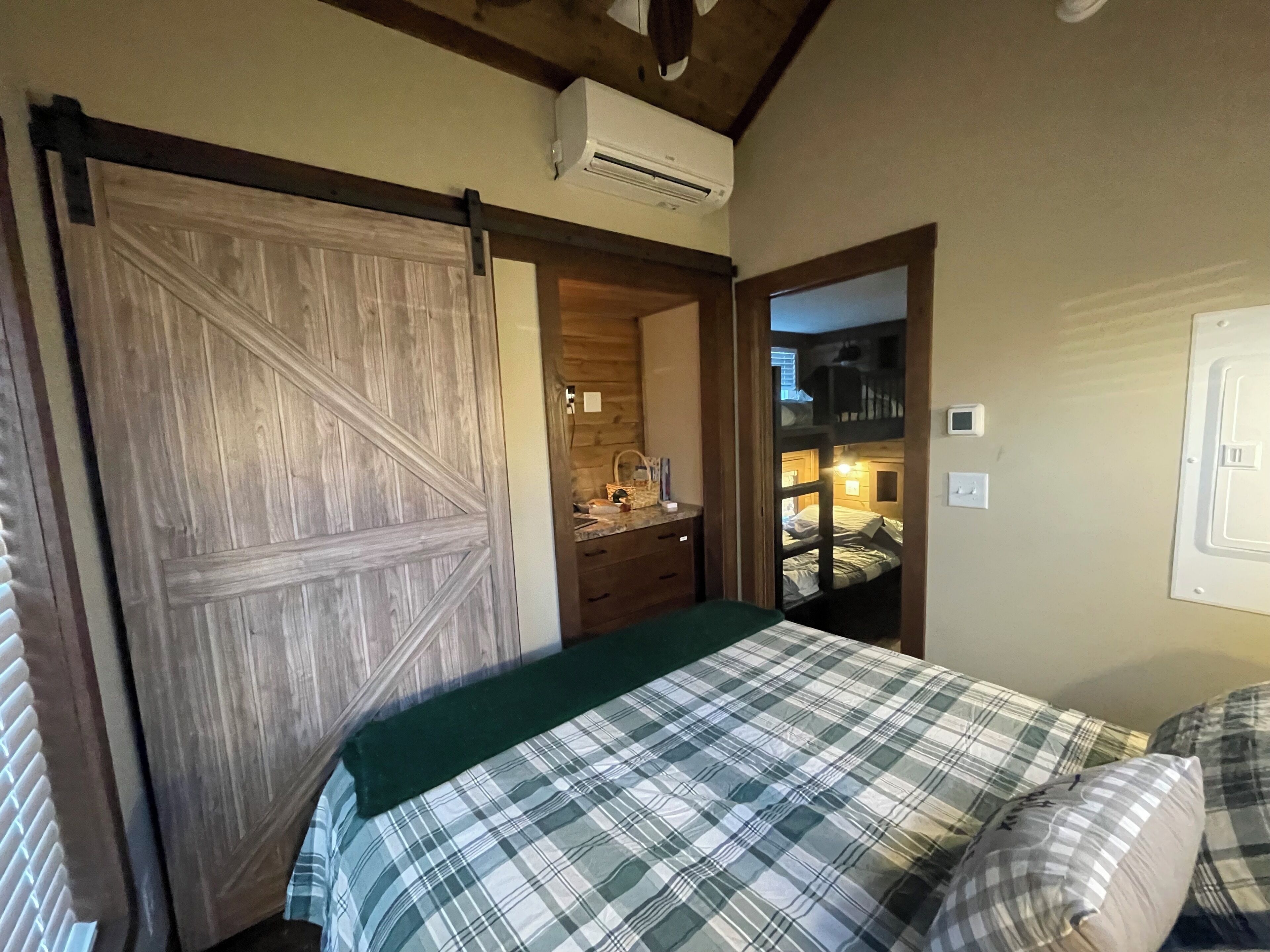 2 habitaciones, tabla de planchar con plancha, internet y ropa de cama 
