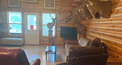 Charming 8-bedroom lodge with WiFi, AC in lovely Batchtown