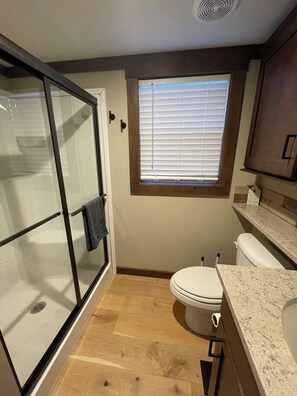 SĂšche-cheveux, serviettes fournies