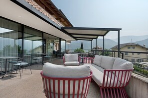 Outdoor dining - Room 'Weinbergblick' with Mountain View, Shared Pool and Wi-Fi (Caldaro)