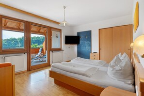 1 bedroom, WiFi, bed sheets - Room 'Lahnblick' with Lake View, Shared Pool and Wi-Fi (Caldaro)