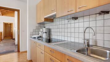 Fridge, stovetop, dishwasher, coffee/tea maker