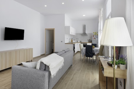 TV. Apartment 'La Casita De Maki' with Wi-Fi