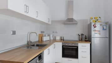 Kühlschrank, Ofen, Herdplatte, Wasserkocher mit Kaffee-/Teezubehör