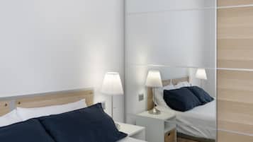 1 dormitorio, tabla de planchar con plancha, wifi y ropa de cama