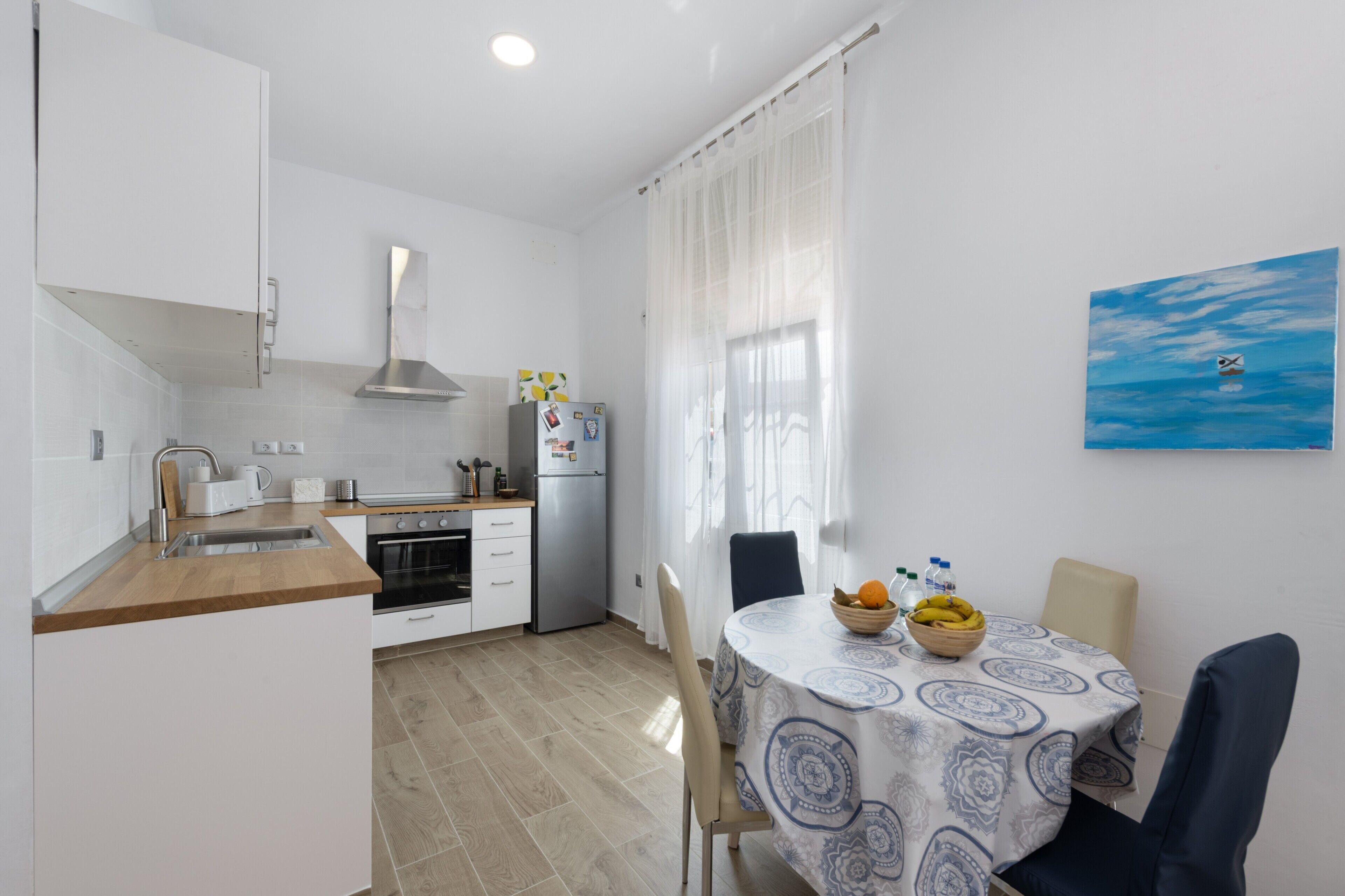 冷蔵庫、オーブン、コンロ、コーヒー / ティーメーカー