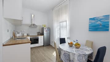 Fridge, oven, stovetop, coffee/tea maker