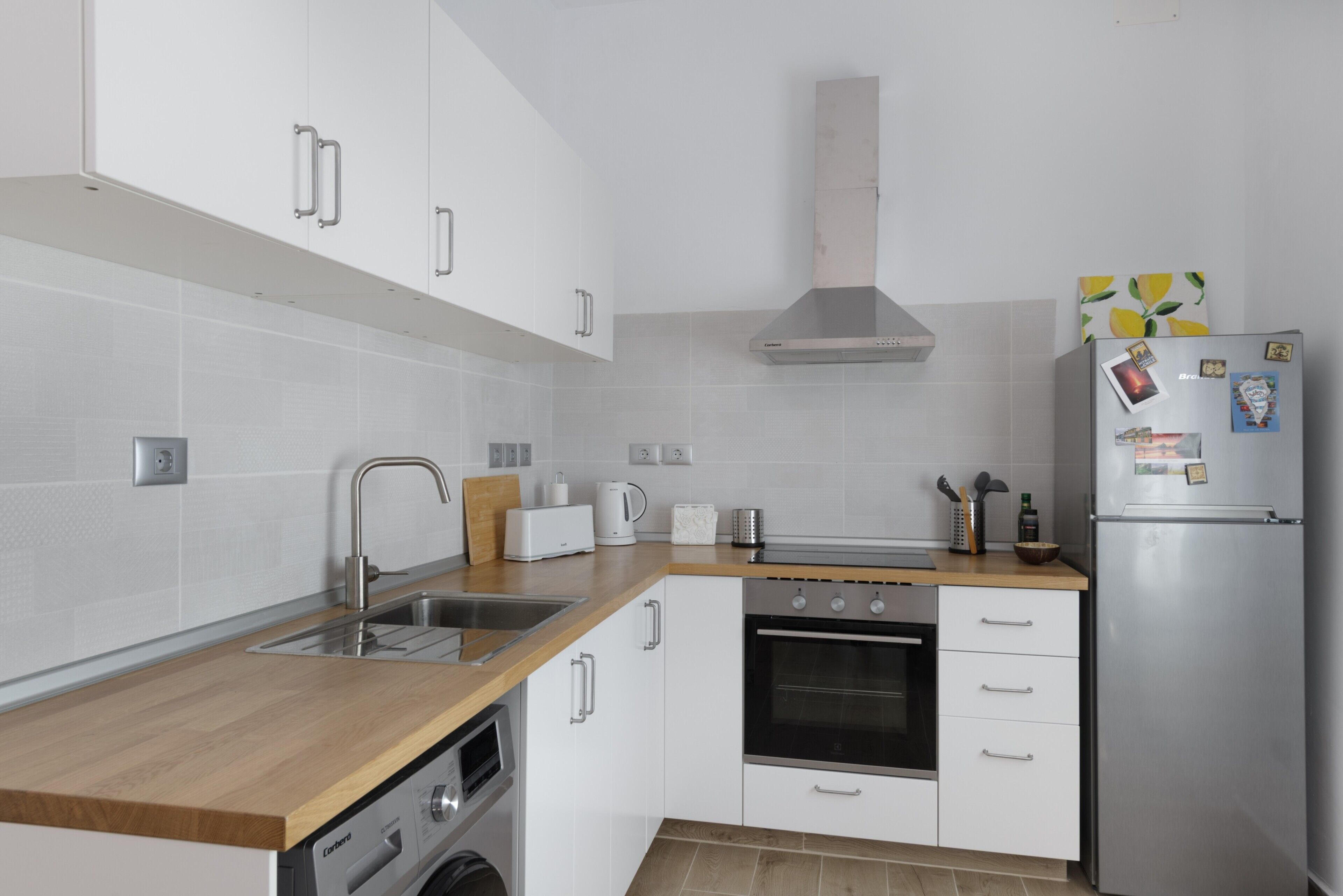 Fridge, oven, stovetop, coffee/tea maker