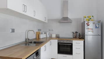 Fridge, oven, stovetop, coffee/tea maker