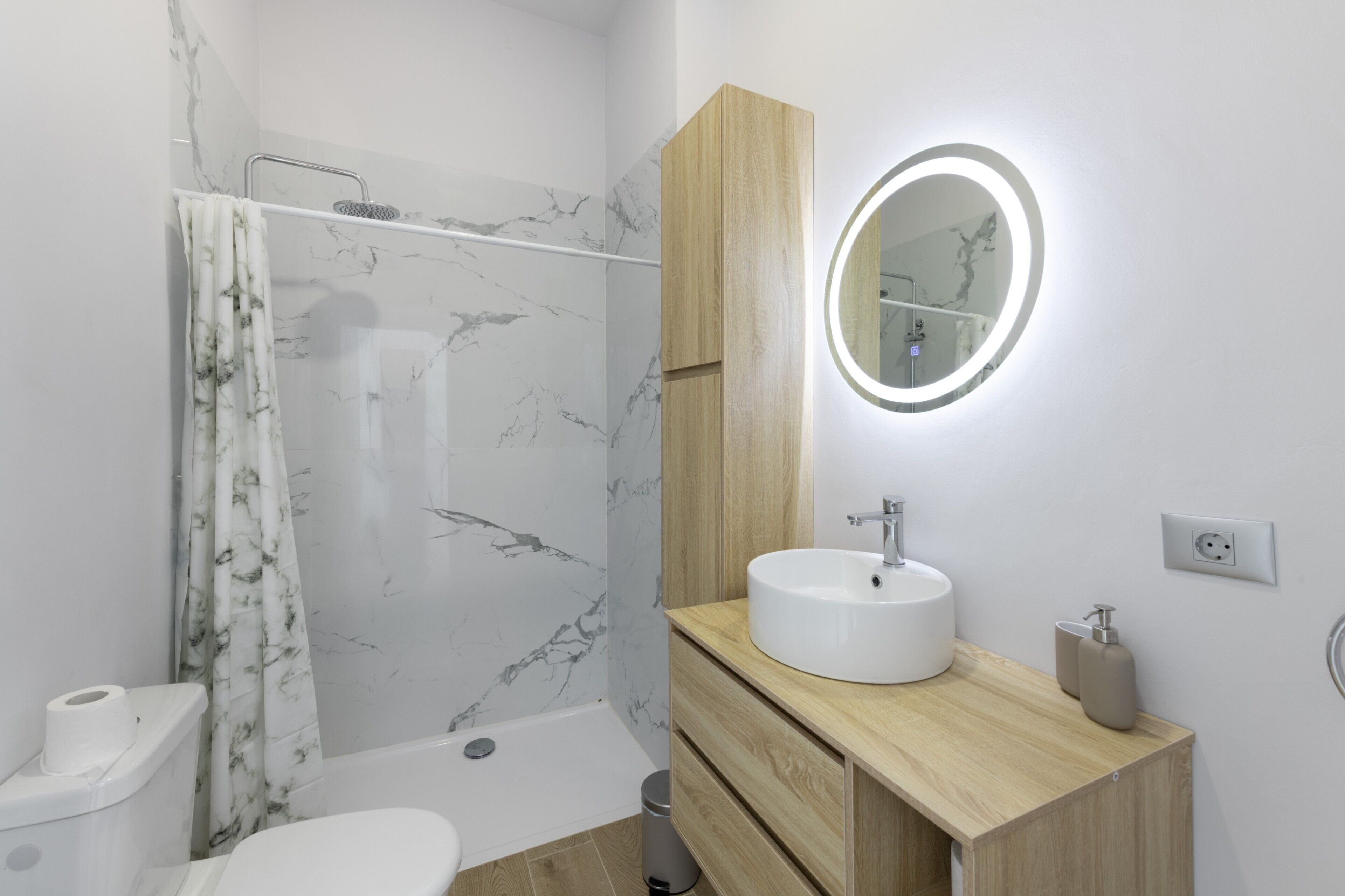 Ducha, secador de pelo y toallas