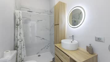 Ducha, secador de pelo y toallas