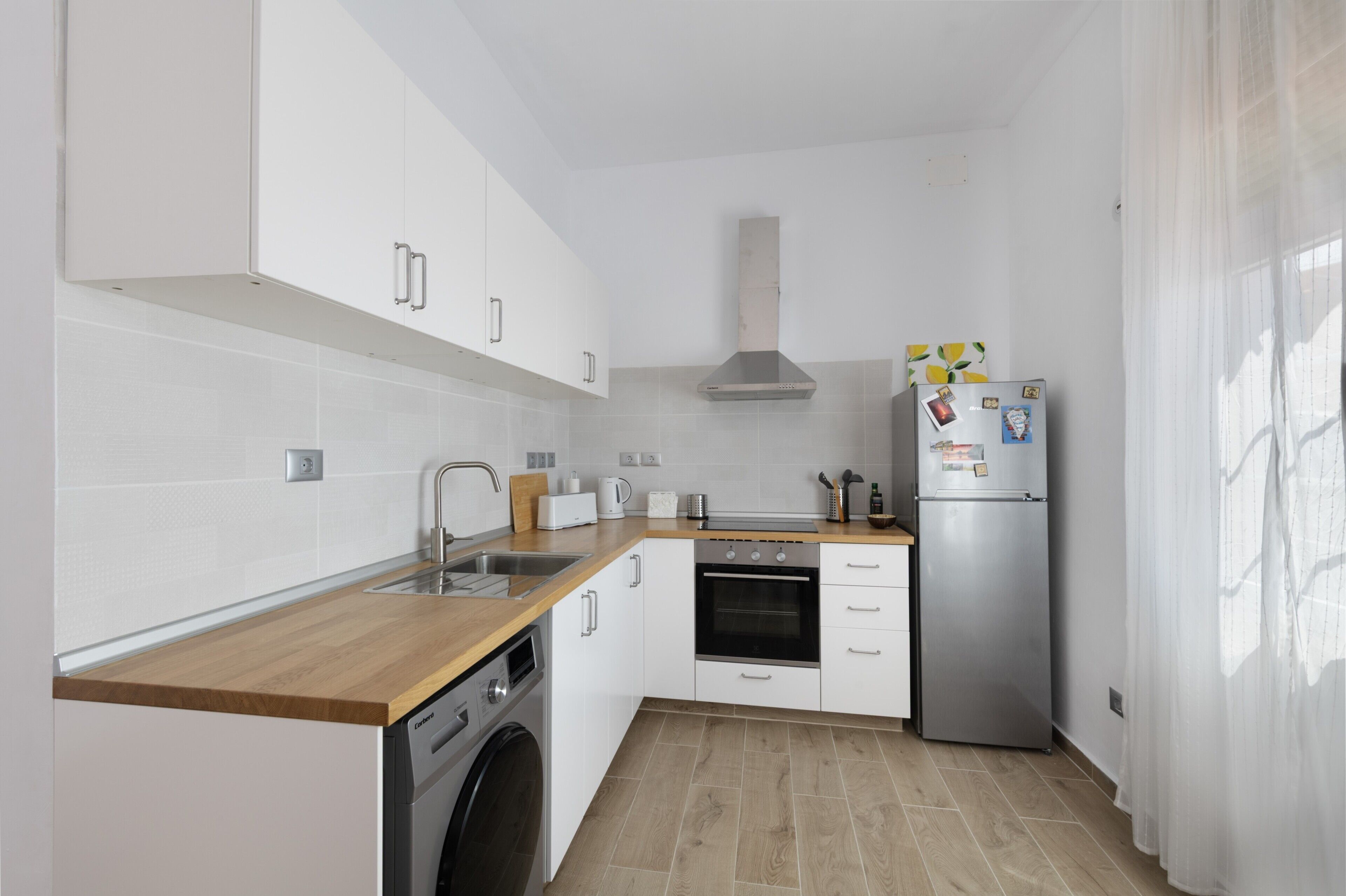 Fridge, oven, stovetop, coffee/tea maker