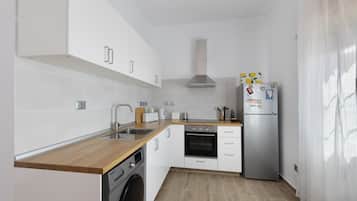 Fridge, oven, stovetop, coffee/tea maker