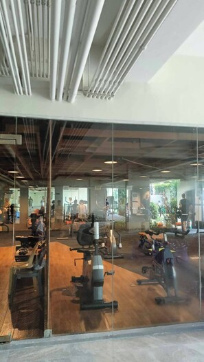 Chambre, plusieurs chambres, balcon, vue piscine | Studio de fitness