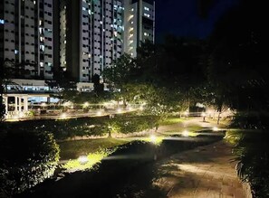 ห้องพัก, หลายห้องนอน, ระเบียง, วิวสระว่ายน้ำ | บริเวณที่พัก