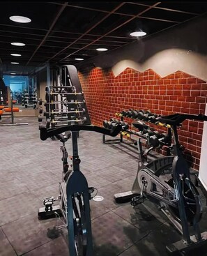 Zimmer, Mehrere Schlafzimmer, Balkon, Poolblick | Fitnessstudio