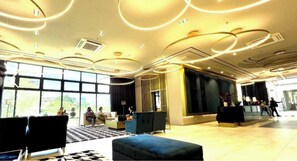 Chambre, plusieurs chambres, balcon, vue piscine | Hall