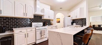 Creative Oasis Near Austin — Full Recording Studio + 2 Indoor Tour Bus Bays