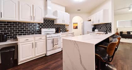 Creative Oasis Near Austin — Full Recording Studio + 2 Indoor Tour Bus Bays