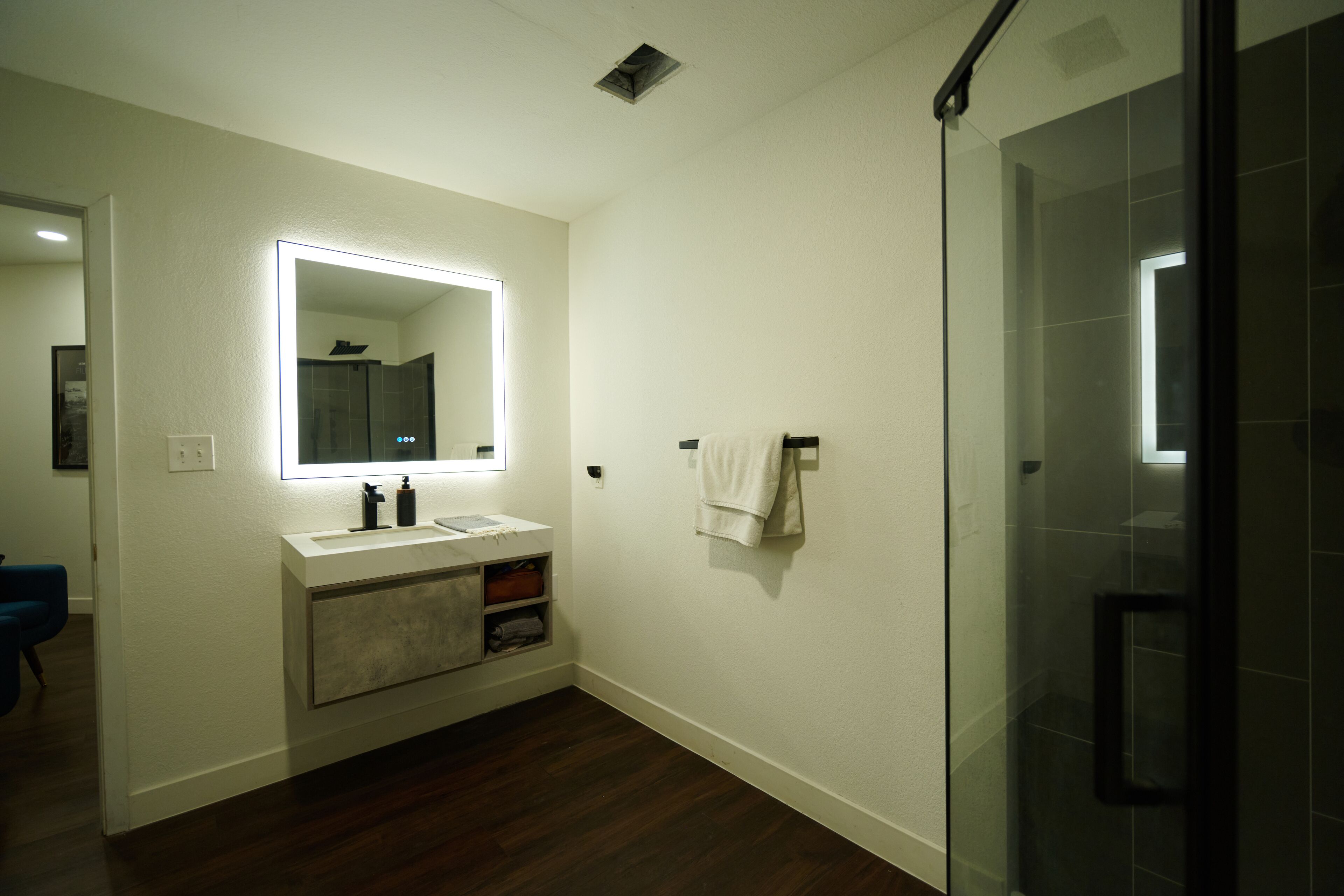 Douche, serviettes fournies, savon, papier toilette