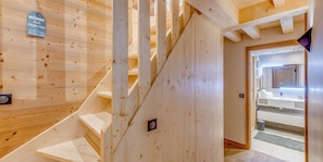 Interior - 350m from resort center, 3rd floor, view village/mountain, balcony, fireplace or stove, parking, tv (Champagny-en-Vanoise)