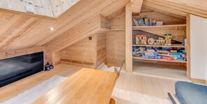 Interior - 350m from resort center, 3rd floor, view village/mountain, balcony, fireplace or stove, parking, tv (Champagny-en-Vanoise)