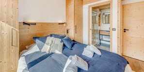 3 bedrooms, WiFi, bed sheets - 350m from resort center, 3rd floor, view village/mountain, balcony, fireplace or stove, parking, tv (Champagny-en-Vanoise)