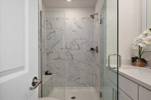 Douche, séchoir à cheveux, serviettes fournies, shampooing
