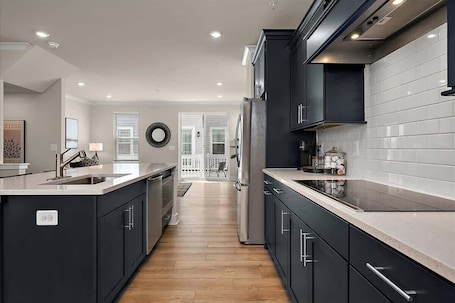 Fridge, microwave, oven, stovetop. Tide & Seek at Lighthouse Bay!