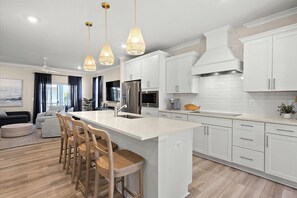 冷蔵庫、電子レンジ、オーブン、コンロ