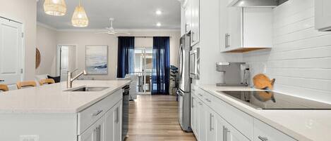 Frigorífic, microones, forn i placa de cuina