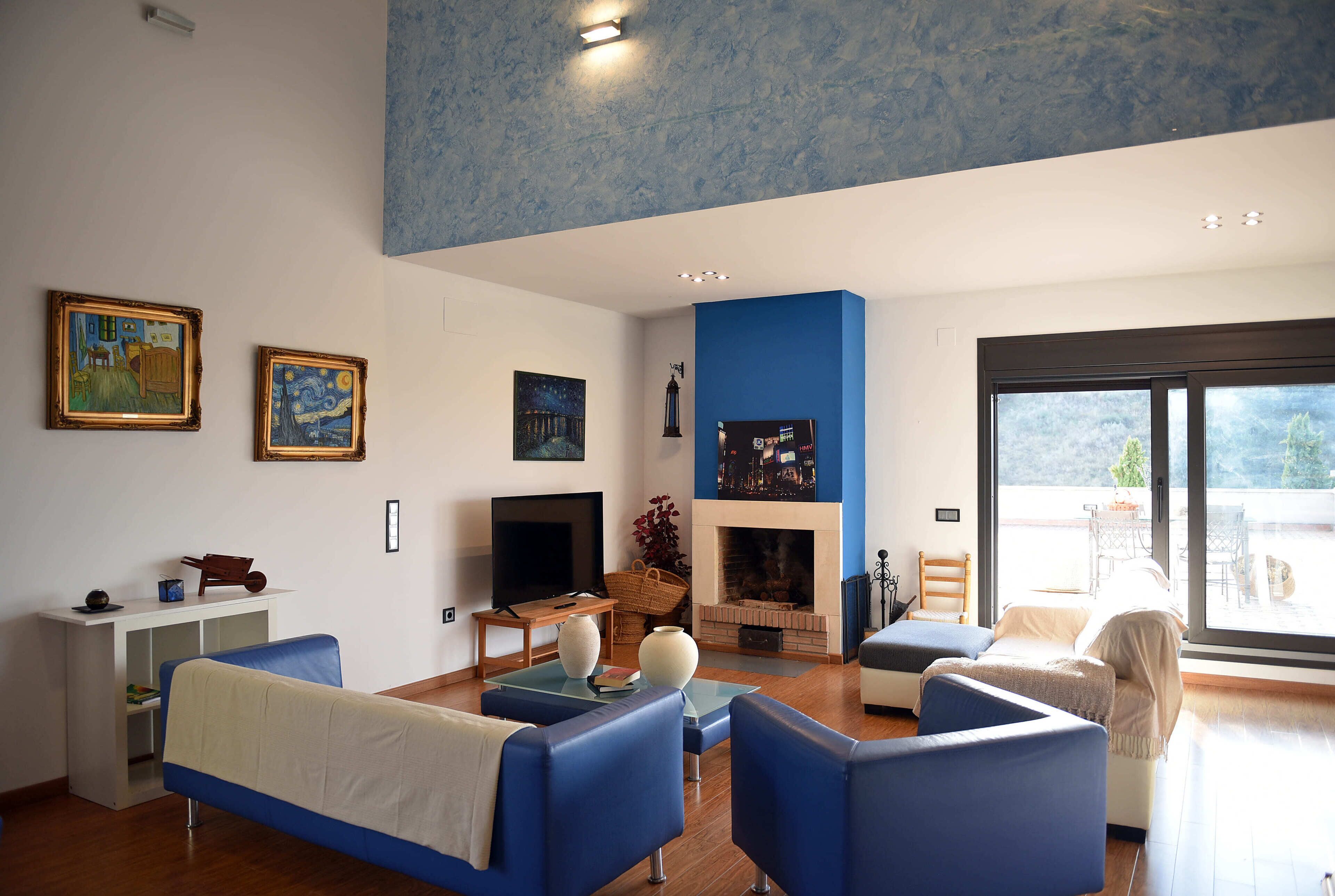 Een smart-tv, een open haard, videogames en tafelvoetbal