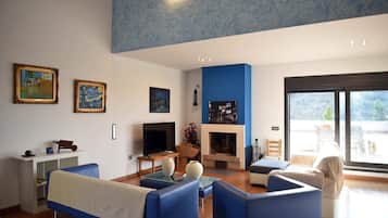 Een smart-tv, een open haard, videogames en tafelvoetbal