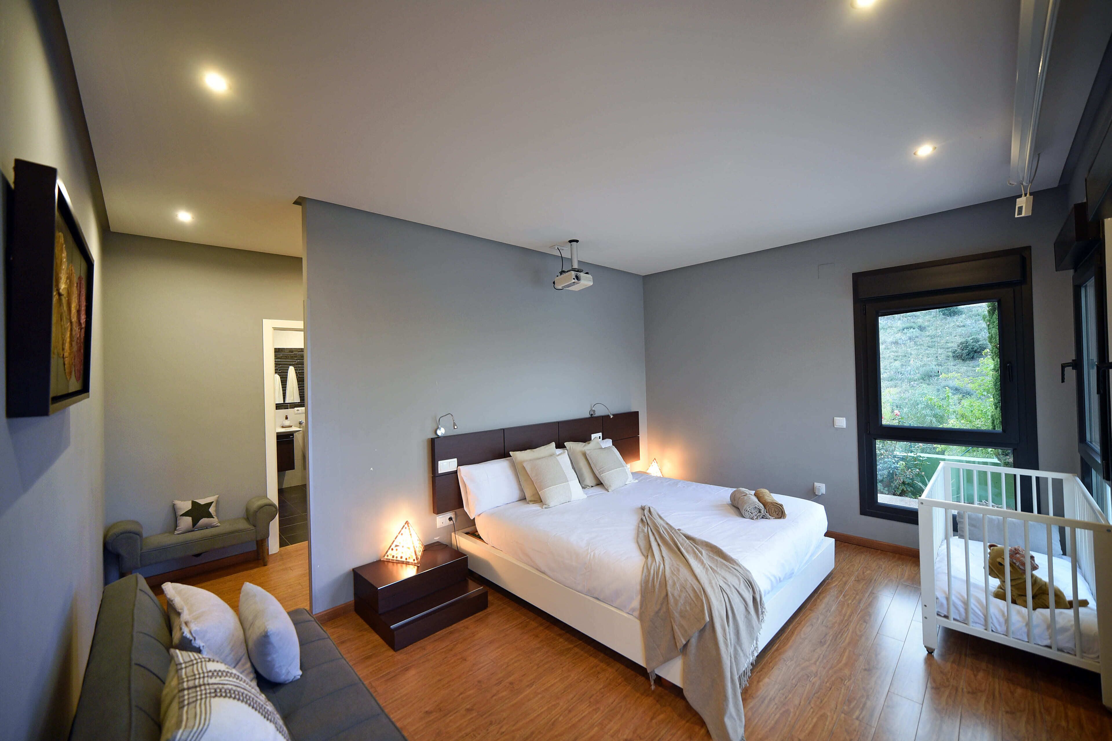 5 Schlafzimmer, Schreibtisch, Bügeleisen/Bügelbrett, Reisekinderbett