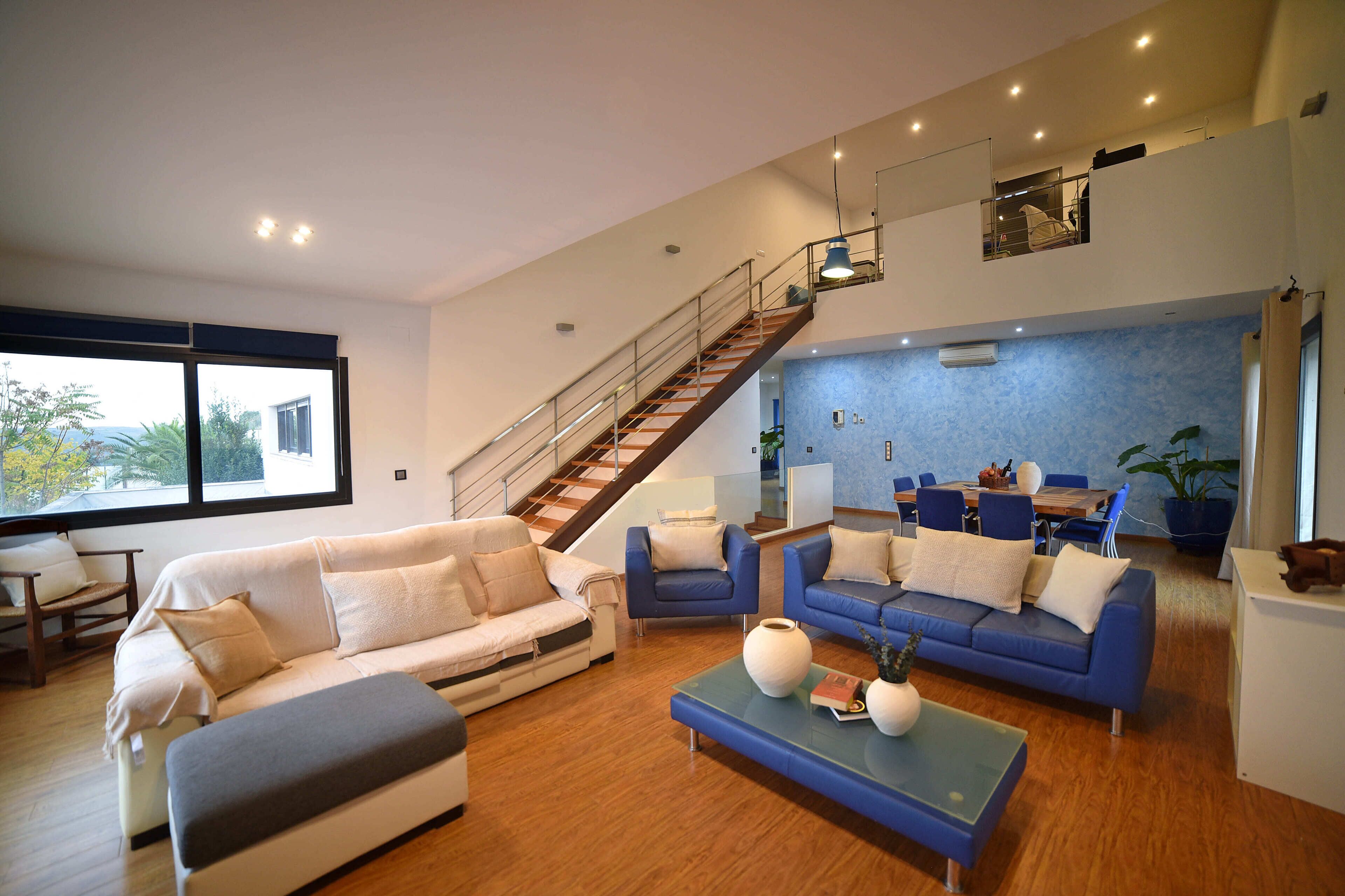 Smart TV, chimenea, videojuegos, futbolito