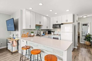 Jääkaappi, mikroaaltouuni, uuni, liesi