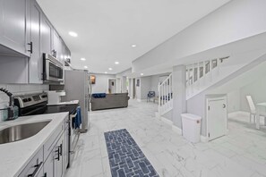 Een koelkast, een microgolfoven, een oven, een kookplaat