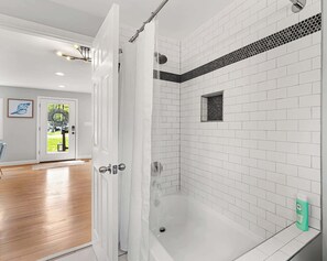Een douche, een haardroger, handdoeken, shampoo