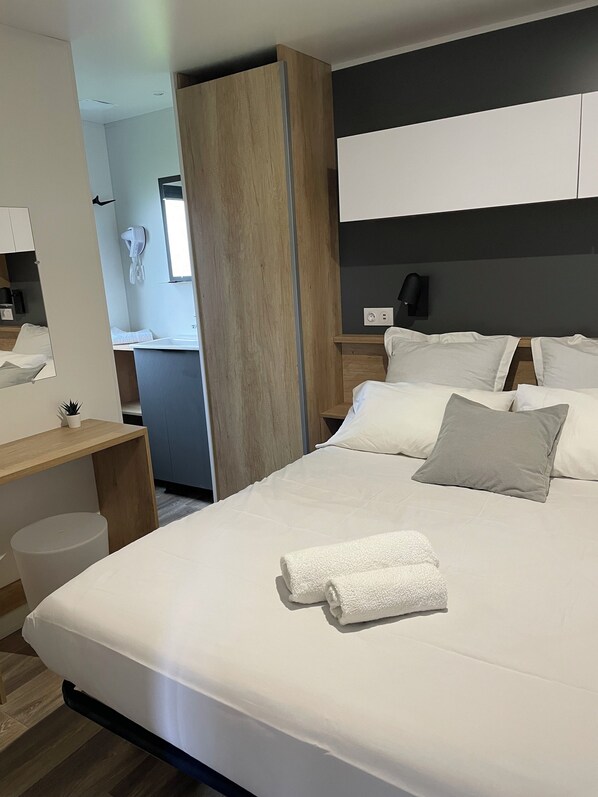 2 bedrooms, WiFi, bed sheets - Appart'hôtel 2 bedrooms/2 bathrooms/kitchen Living room/terrace 2 steps from Bellême and the golf course (Bellême)