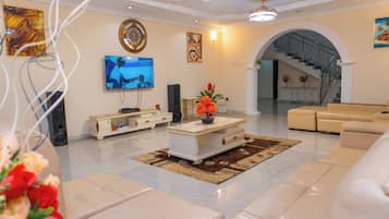 House, 6 Bedrooms, Balcony | Ruang tamu