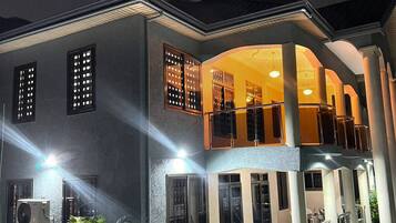 House, 6 Bedrooms, Balcony | Depan hartanah